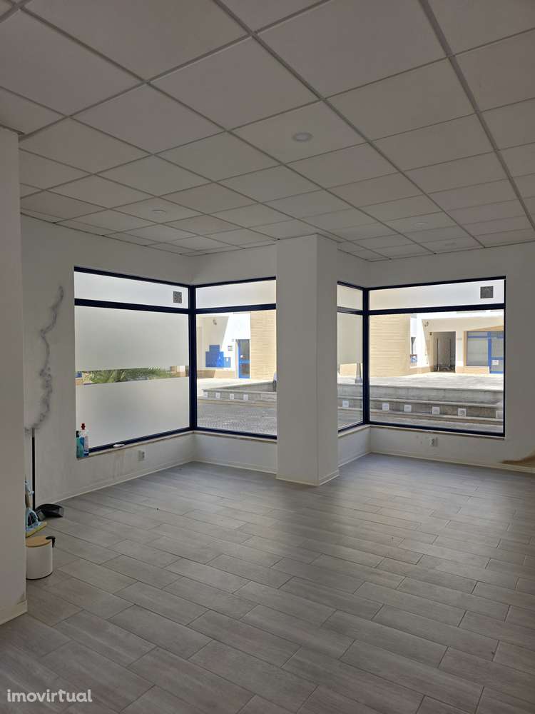 Loja com 4 montras e Bastante Luz e Espaço de Estacionamento Extra - Grande imagem: 5/6