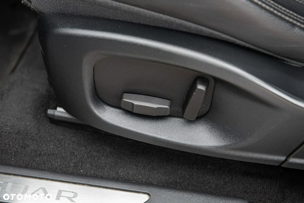 Jaguar E-Pace D180 AWD R-Dynamic S - 28