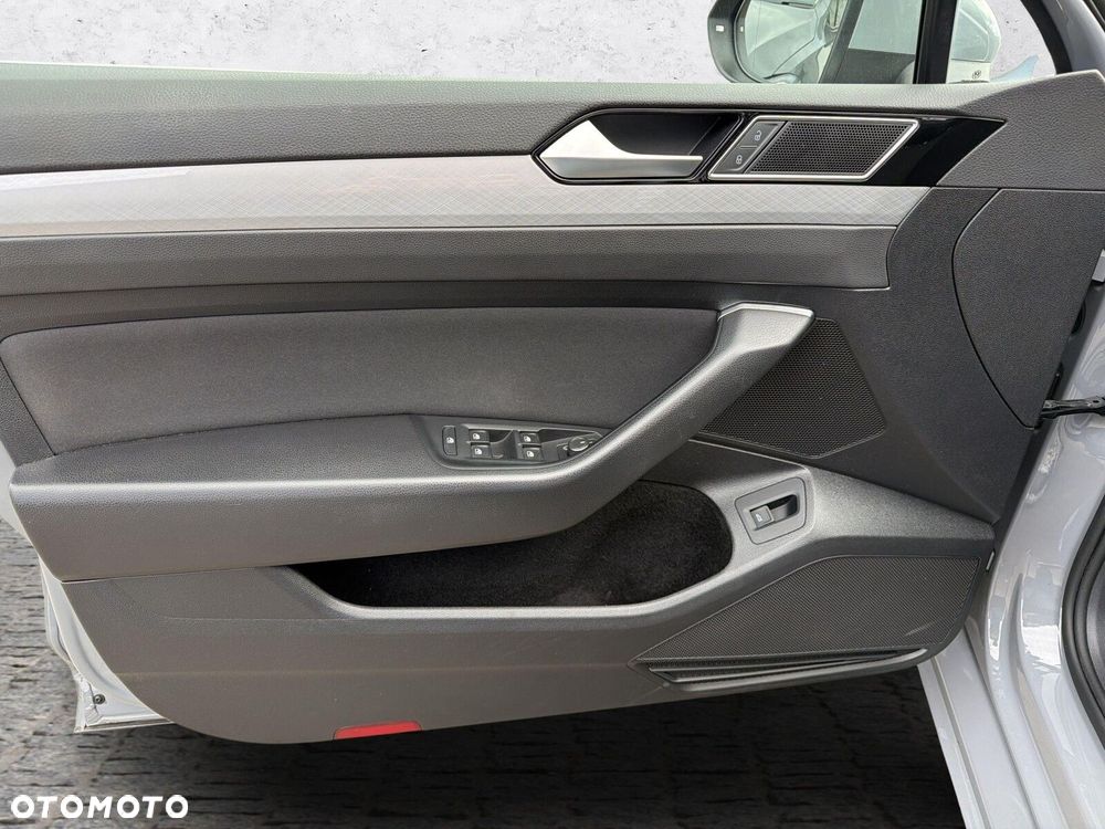 Volkswagen Passat - 11