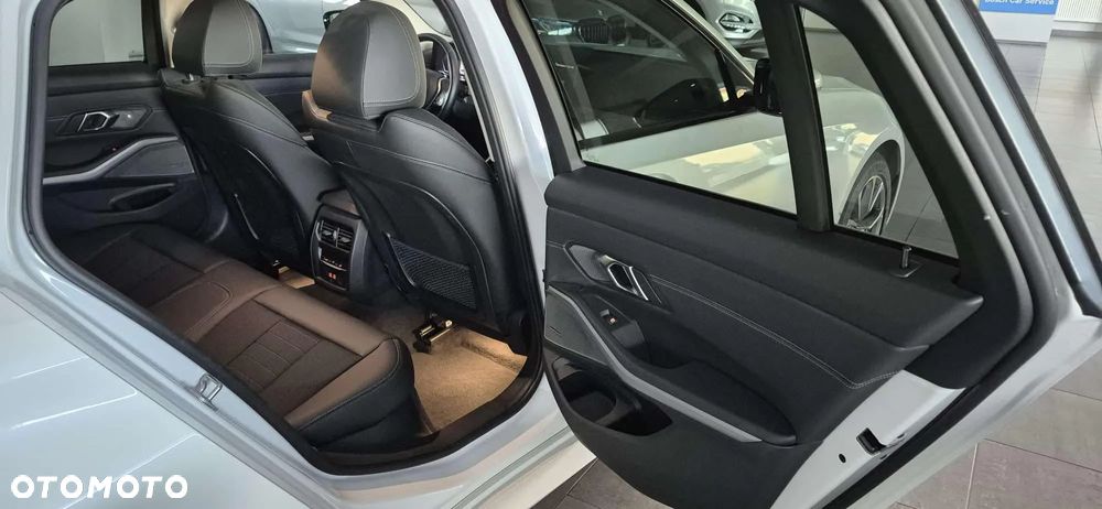 BMW Seria 3 318d Touring - 15