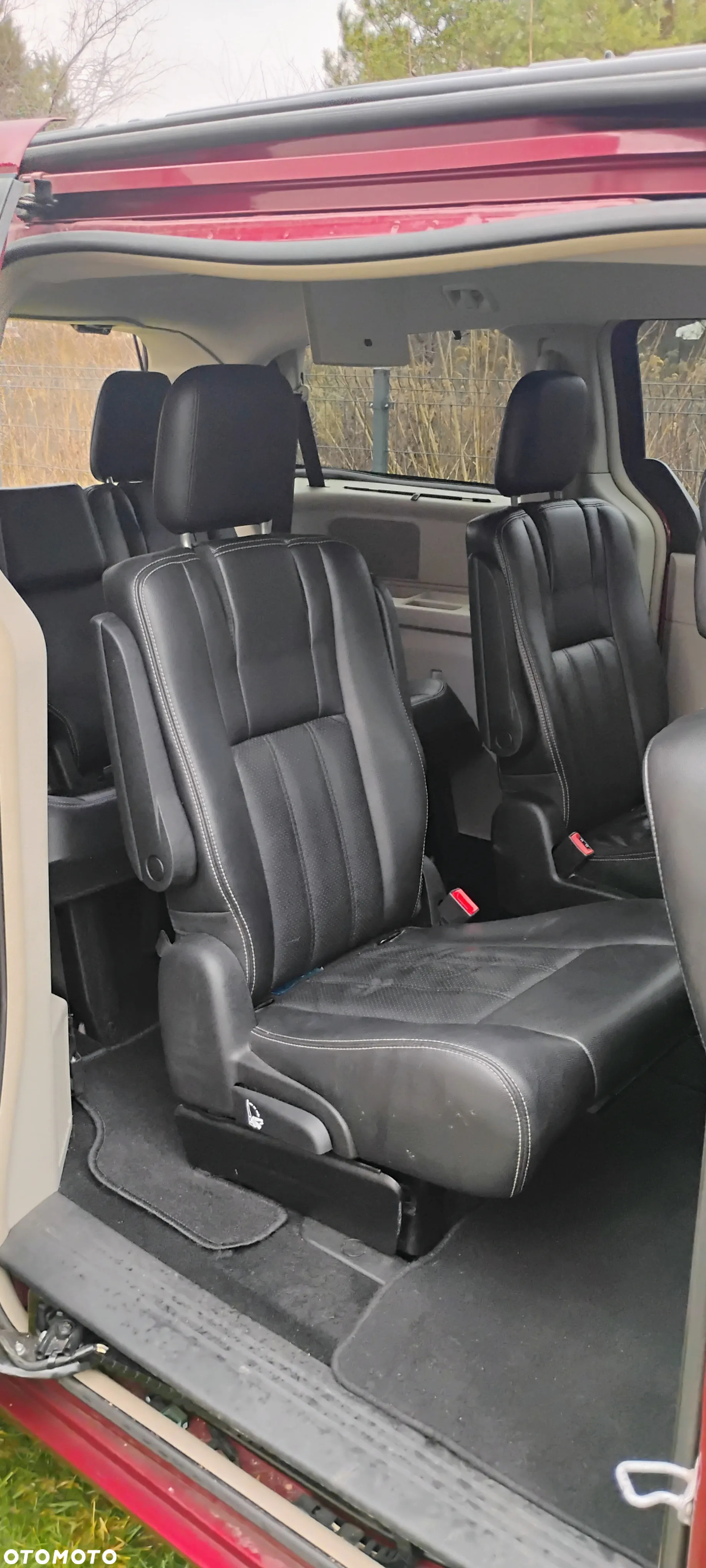 Chrysler Town & Country - 11