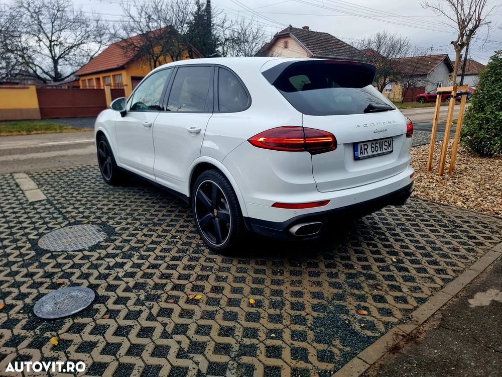 Porsche Cayenne 3.0 L - 4