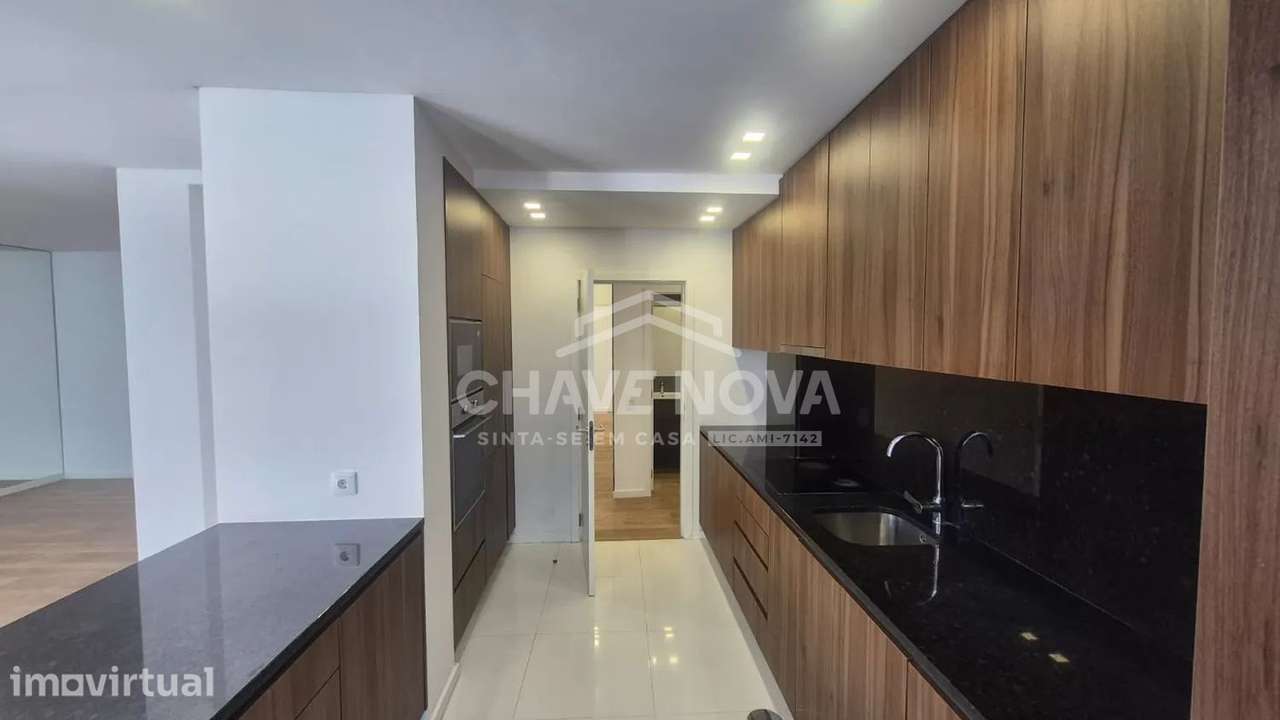 T4 Renovado c/ Lugar de Garagem em Cedofeita (Rotunda da Boavista) - Grande imagem: 5/25
