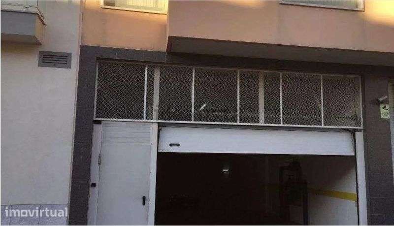 Arrenda-se Parqueamento coberto para mota em São Vicente (Sapadores) - Grande imagem: 2/3