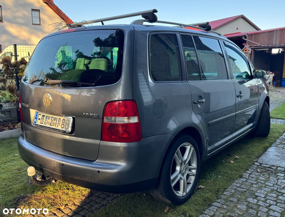 Volkswagen Touran 1.6 FSI Highline - 7