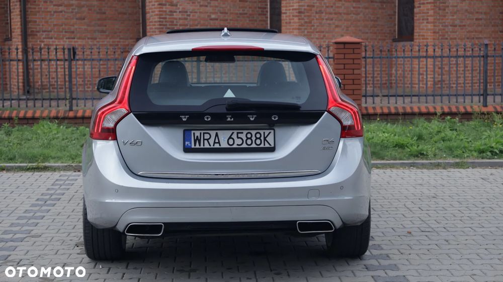 Volvo V60 D6 AWD Plug-in Hybrid R-Design Summum - 8
