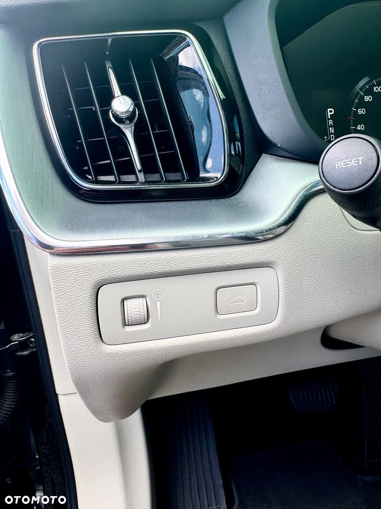 Volvo XC 60 D4 AWD Geartronic Momentum - 23
