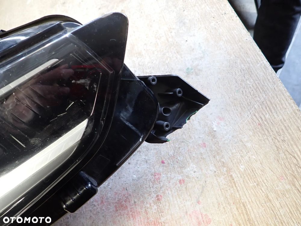 OPEL CORSA F LAMPA PRAWY PRZÓD 39162654 - 2