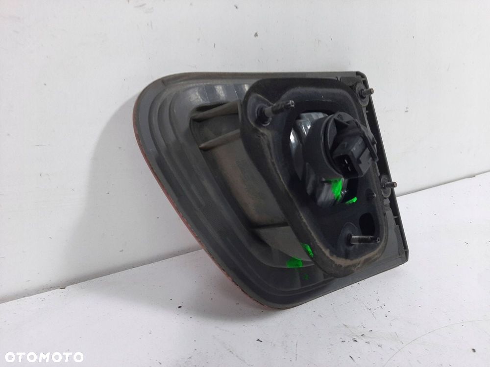 TOYOTA AVENSIS T27 KOMBI 09R LAMPA W KLAPE PRAWA TYL - 6