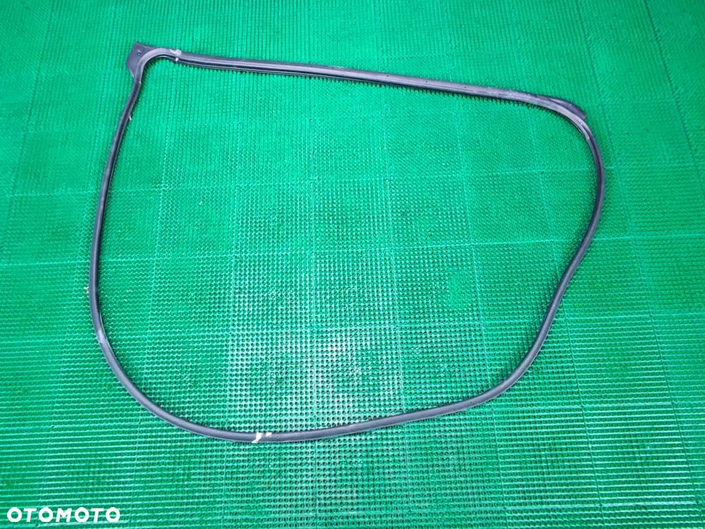 TOYOTA YARIS 19-24r Uszczelka Drzwi Przód Lewy - 1