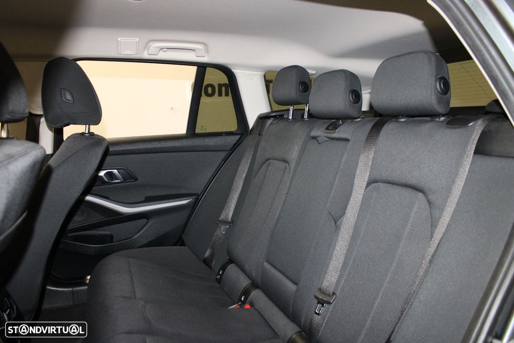 BMW 330 e Touring Auto - 24