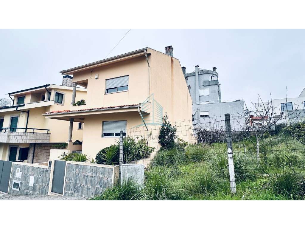 Moradia T3 com Garagem e Jardim em S.Cosme- Gondomar - Grande imagem: 5/23
