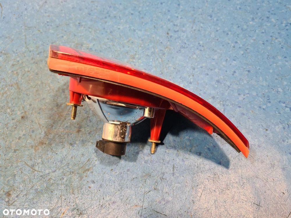 VW GOLF V LAMPA TYŁ PRAWA WEWNĘTRZNA W KLAPIE - 4