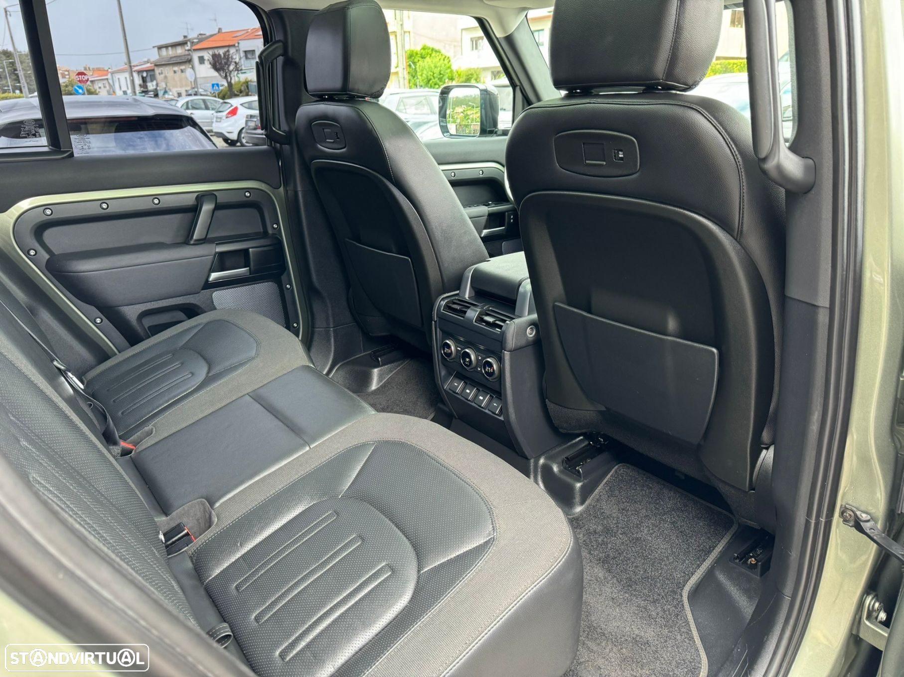 Land Rover Defender 2.0 D 110 AWD S - 17