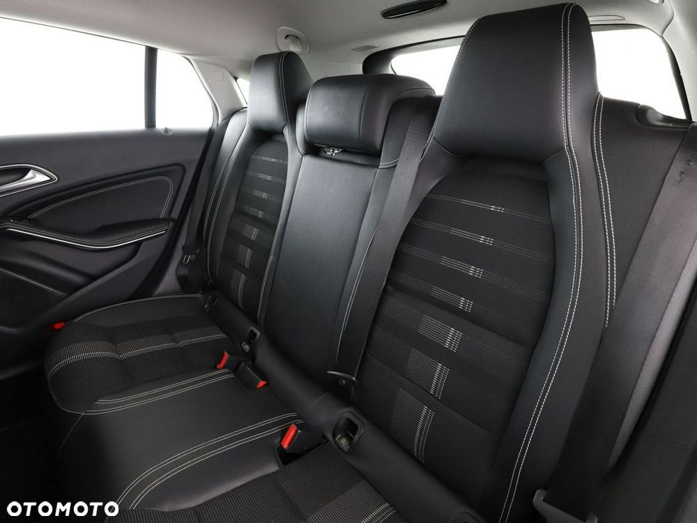 Mercedes-Benz CLA 180 Urban - 18