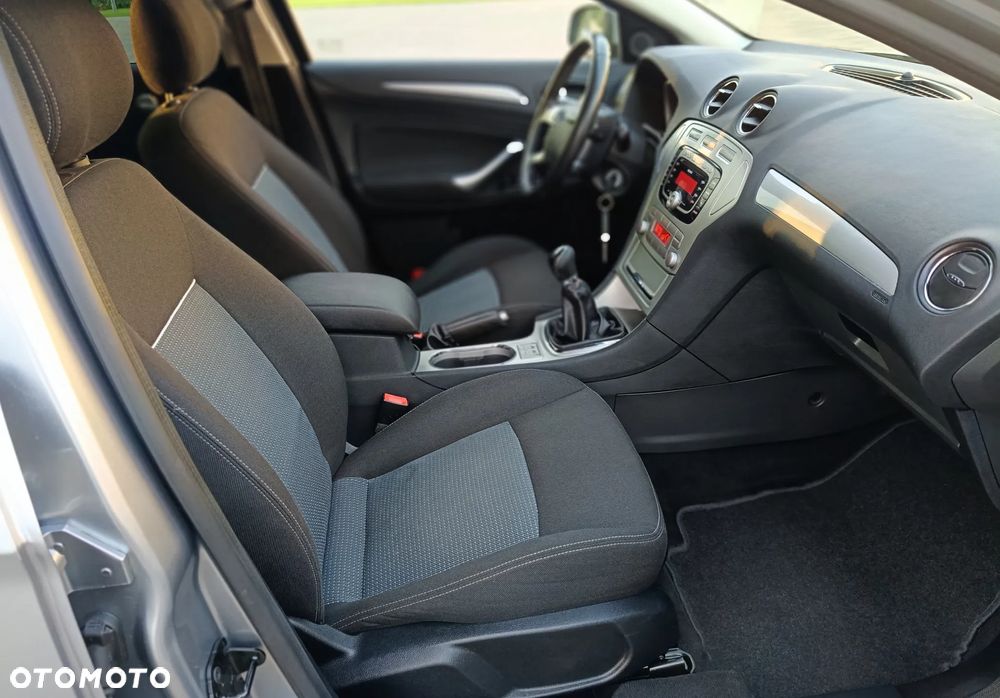 Ford Mondeo 2.0 Ambiente - 27