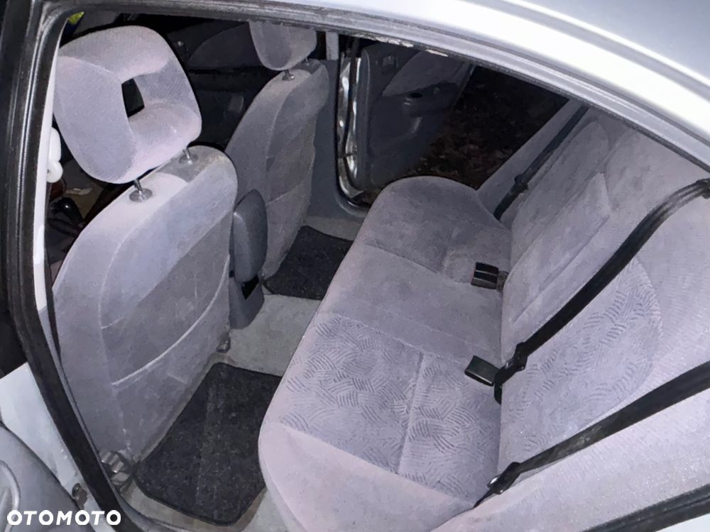 Toyota Avensis 1.8 Sol - 10