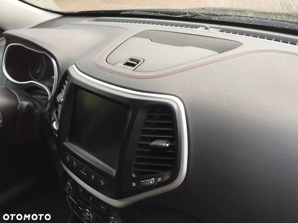 Jeep Cherokee - 24