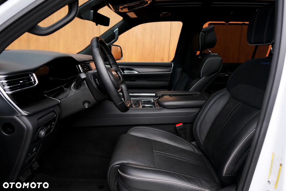 Jeep Grand Wagoneer - 26