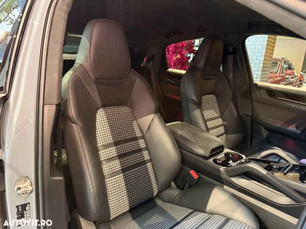 Porsche Cayenne Coupe GTS Tiptronic S - 32