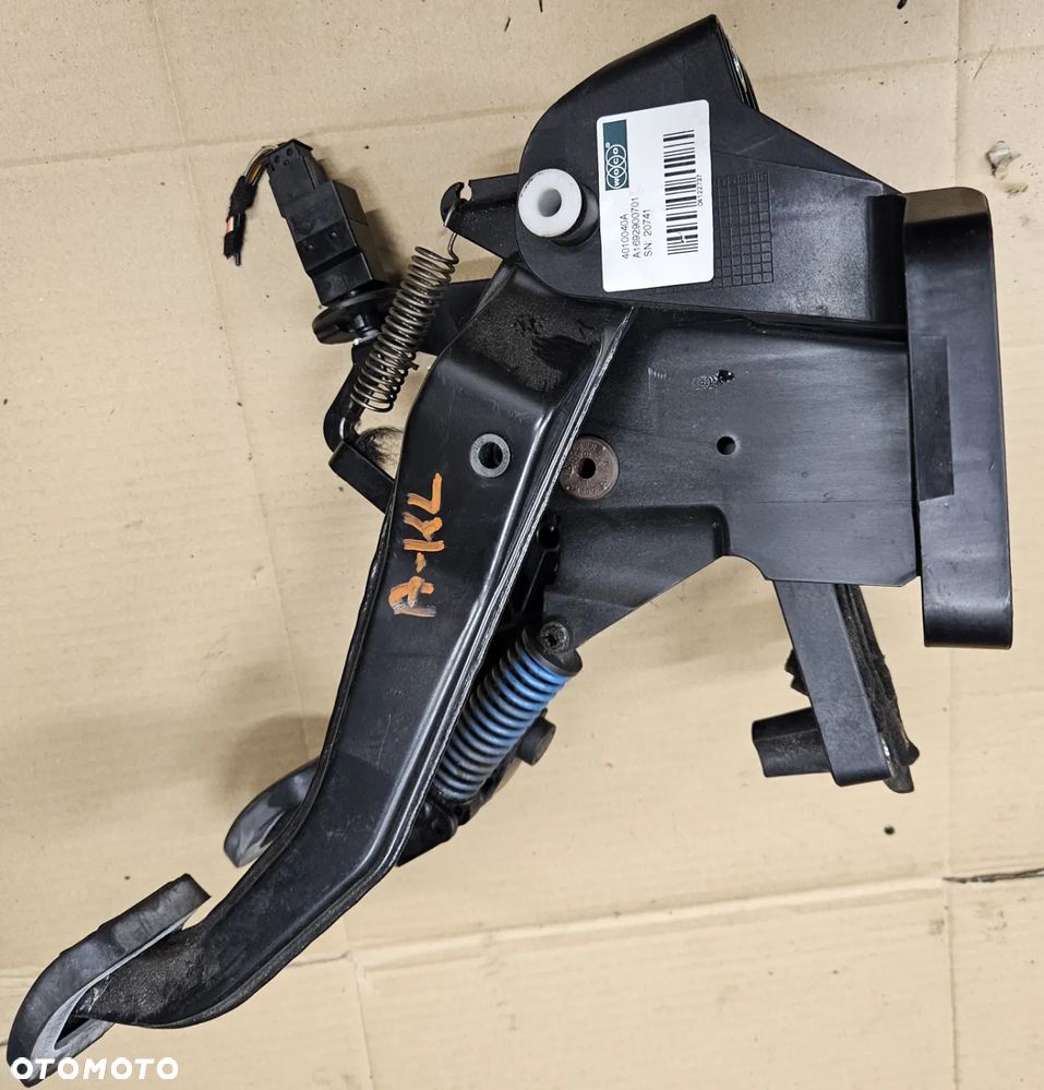 Mercedes W169 A pedał sprzęgła hamulca A 1692900701 - 2