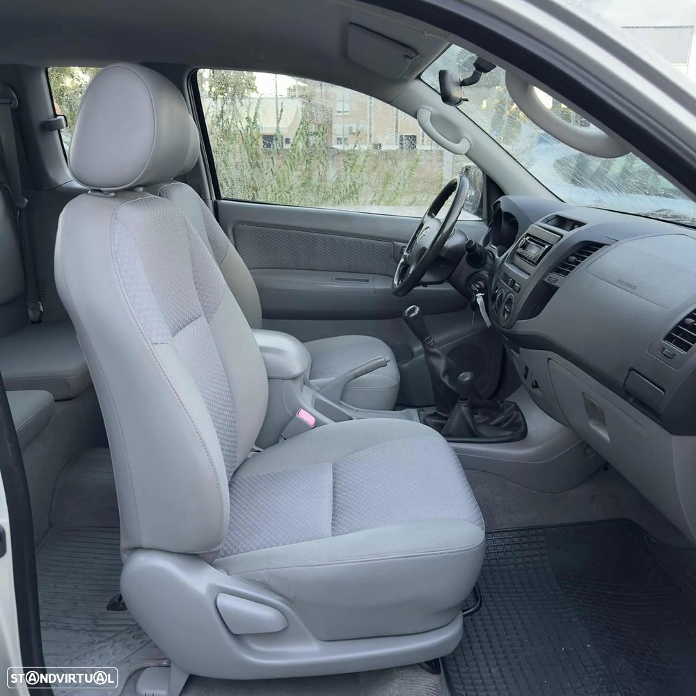 Toyota Hilux 2.5 D-4D CE - 18