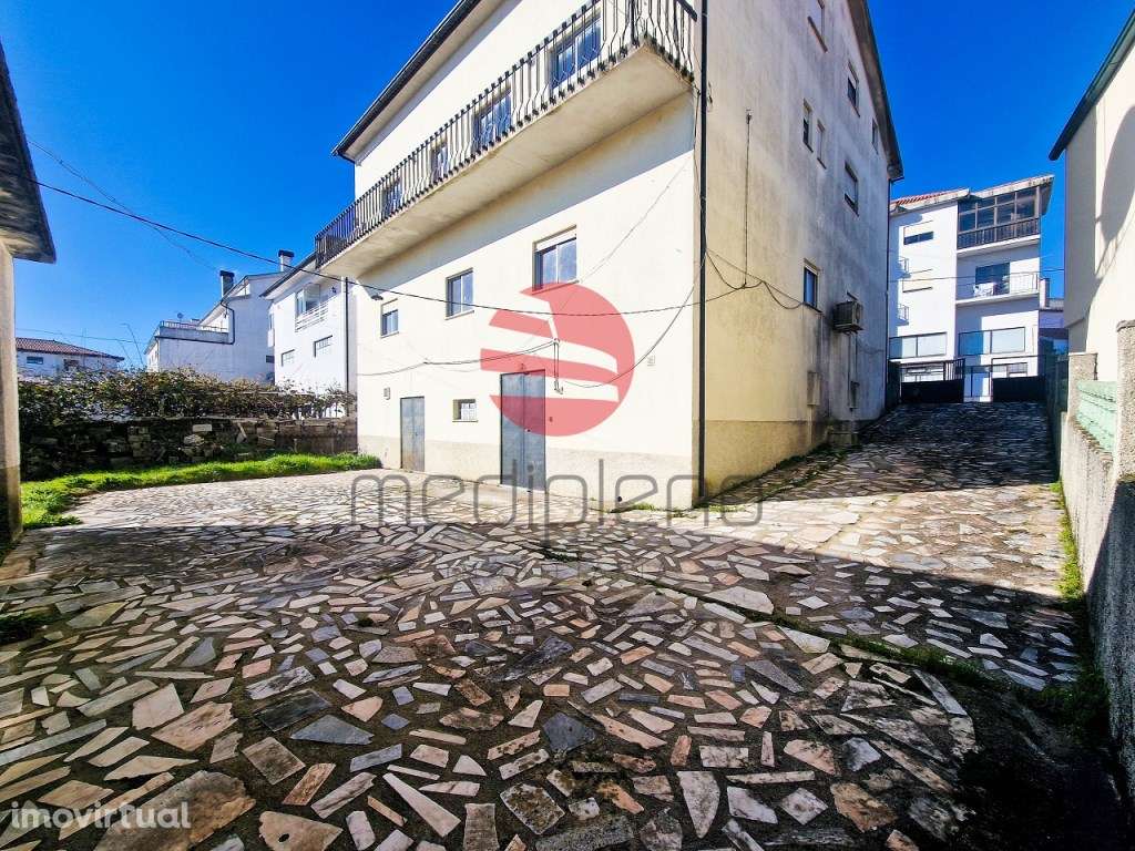 PRÉDIO C/ 4 FRAÇÕES AUTÓNOMAS + GARAGENS - Grande imagem: 4/24