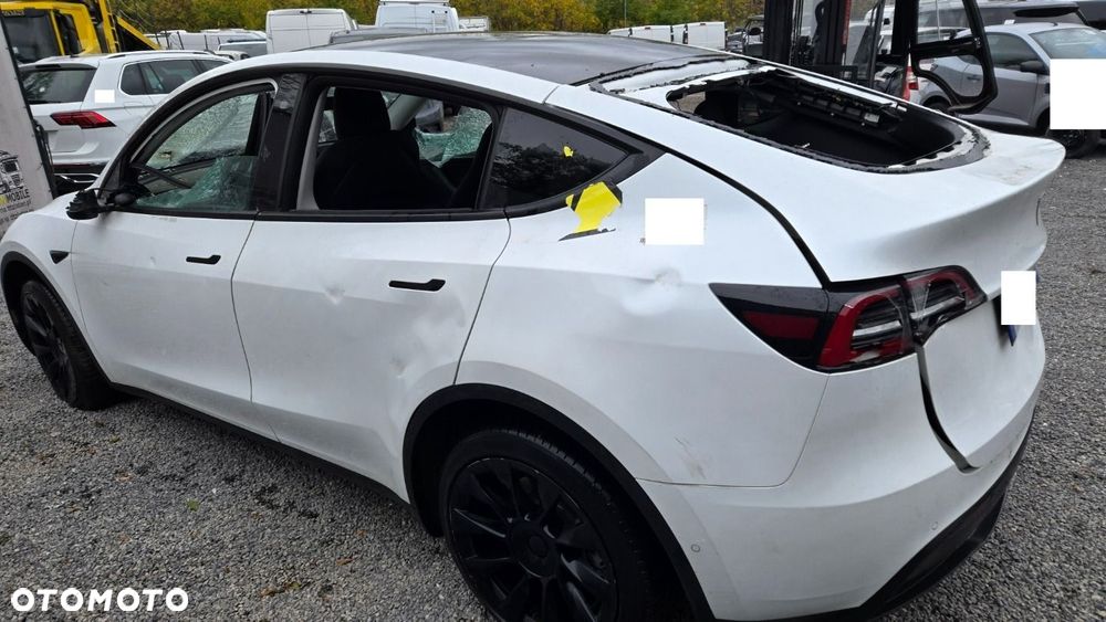 Tesla Model Y - 16