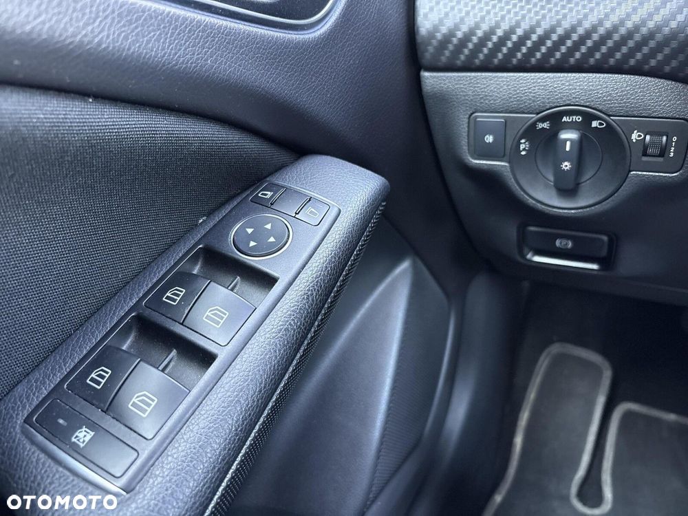 Mercedes-Benz GLA 180 7G-DCT - 10