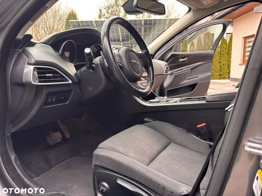 Jaguar XE 2.0 D Portfolio - 15