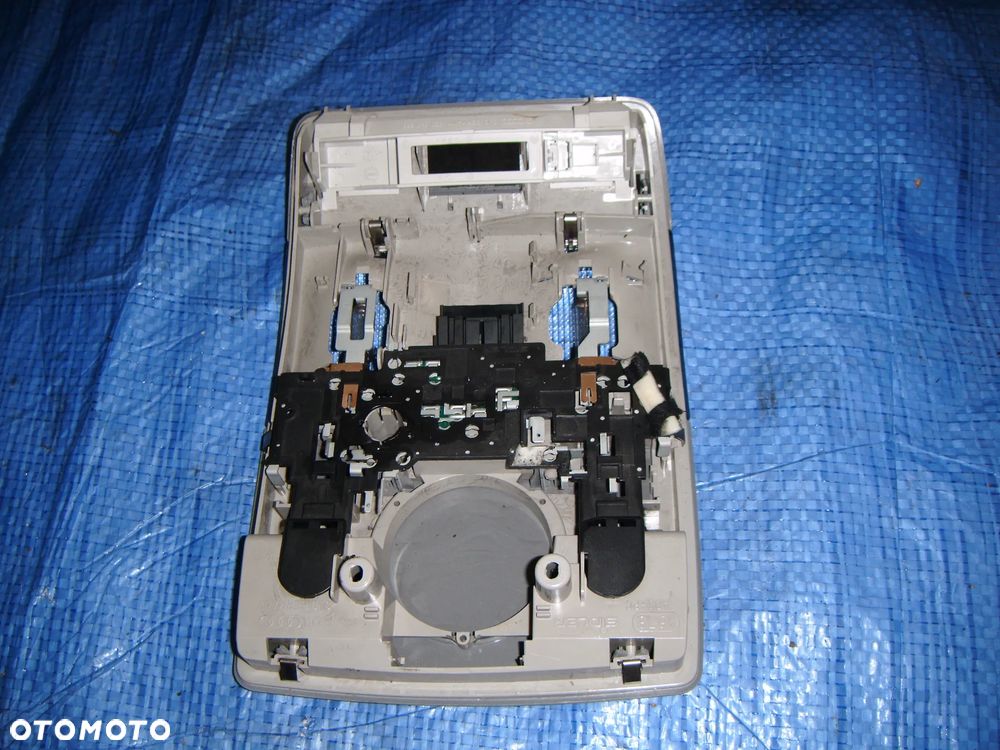 audi a3 8p lampka oświetlenia kabiny przód - 2