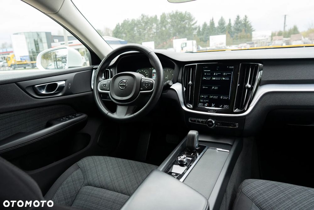 Volvo V60 B3 B DKG Momentum Pro - 25
