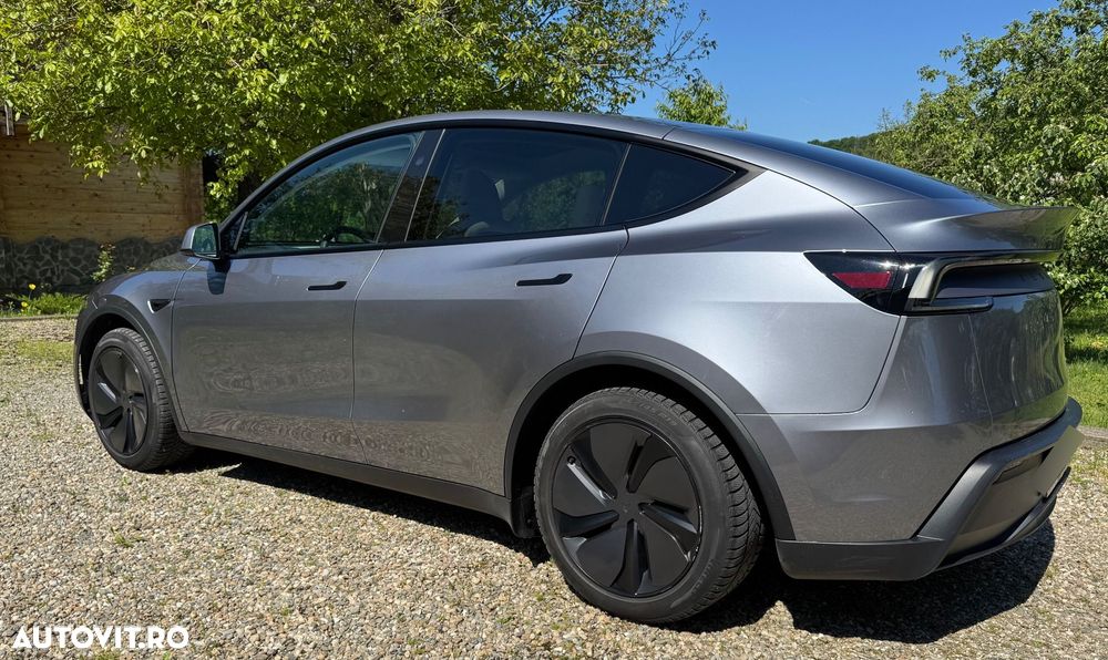 Tesla Model Y - 19