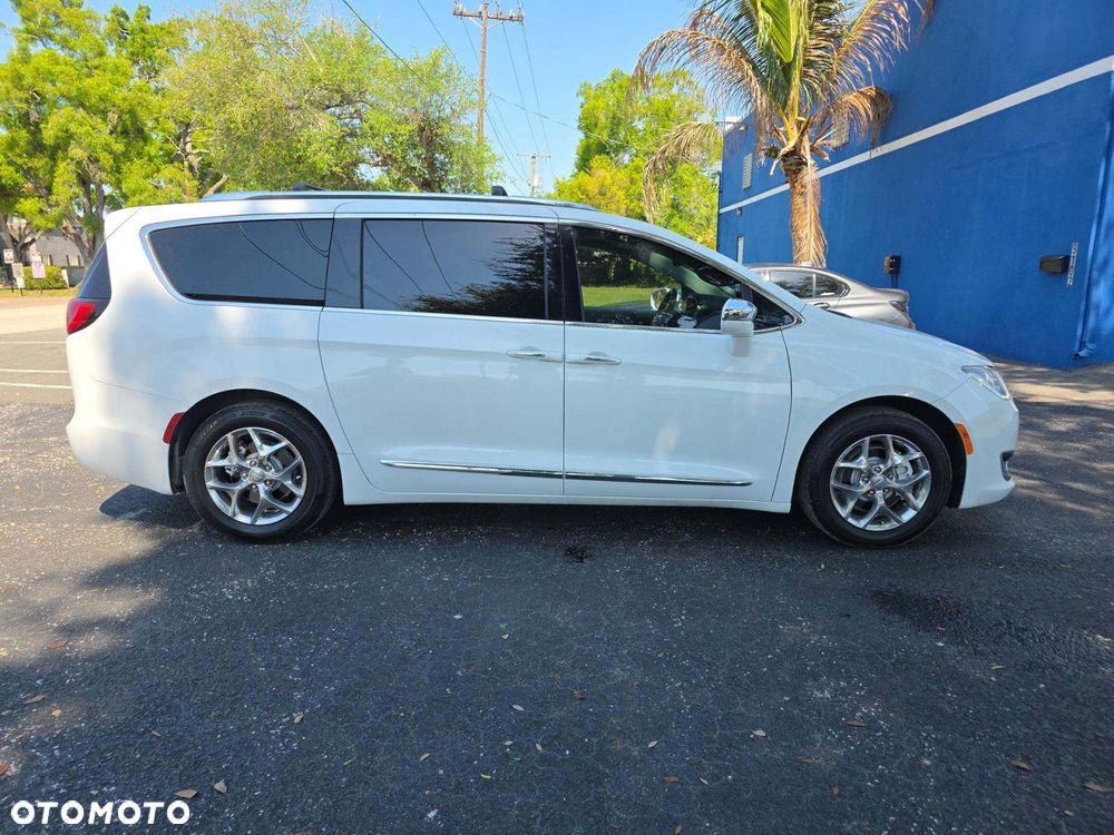 Chrysler Pacifica - 2