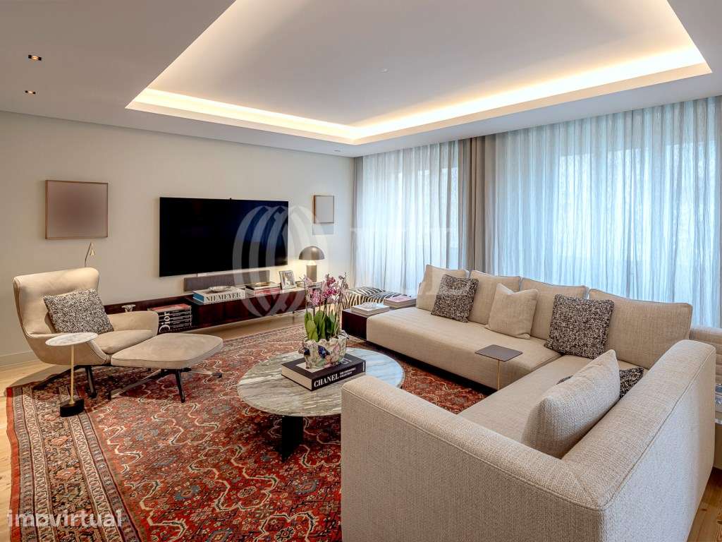Apartamento T4 com varanda na Rua Castilho em Lisboa - Grande imagem: 2/33