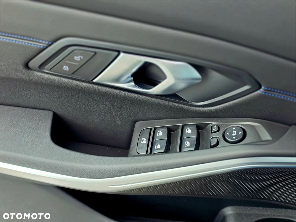 BMW Seria 3 320i xDrive M Sport - 26
