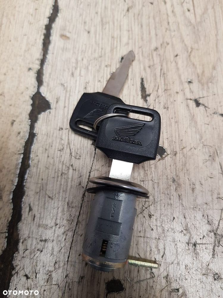 Zamek siedzenia klucz Honda CB550SC CBR900RR VF1000F 77225-ME4-003 - 6