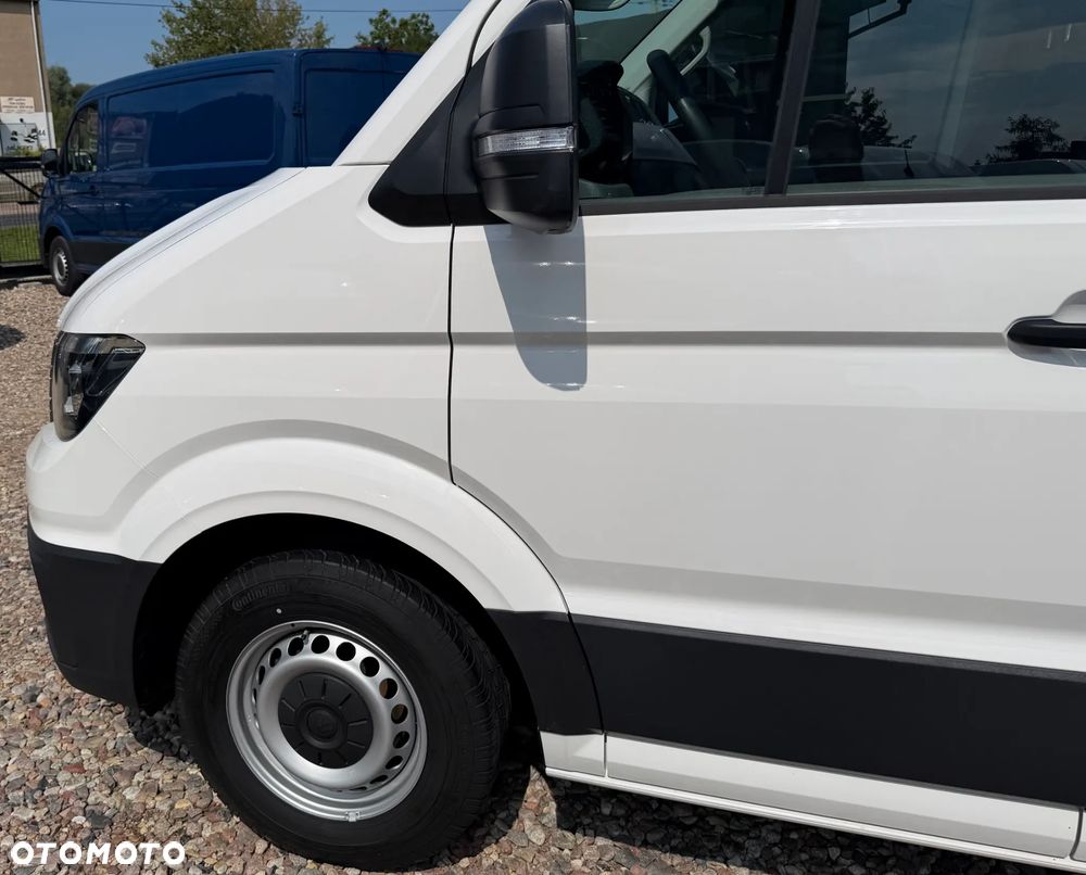 Volkswagen CRAFTER VAN VAT-1 z ZABUDOWĄ SERWISOWĄ WARSZTAT StoreVAN Półki, Szuflady, Kuwety na drobne przedmioty, Masaż fotela kierowcy, Fotel pneumatyczny terapeutyczny pilot ergoActive, Podgrzewana szyba, Kierownica wielofunkcyjna, Tempomat, Ogr. prędkości, Minibar, Fabrycne parktroniki przód i tył, DMC:3500kg, Homologacja haka 3000kg! Duża ładowność 1315kg Model L2H1 Paka dł. 3450mm - 32