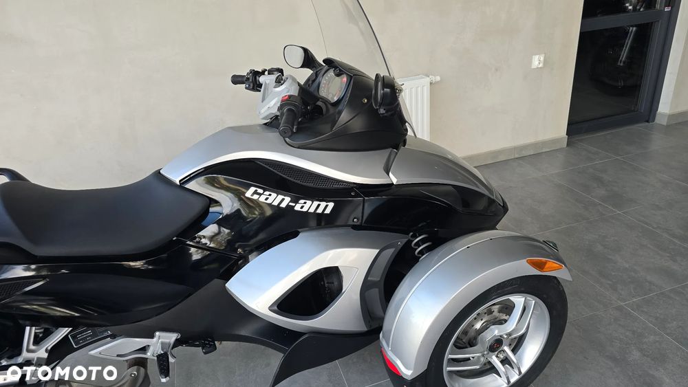 Can-Am Spyder - 25