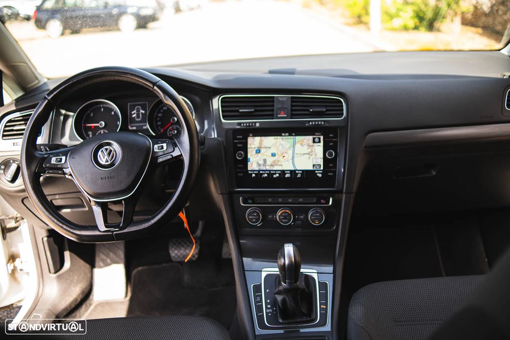 VW Golf 1.6 TDI Highline DSG - 11