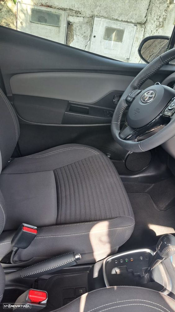 Toyota Yaris 1.5 HSD Exclusive+P.Luxury - 6