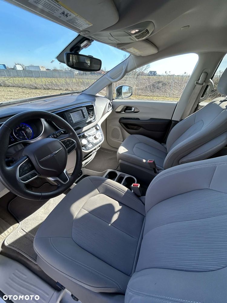 Chrysler Pacifica - 12