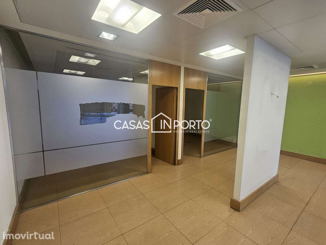 Loja junto ao Metro da Trindade - Grande imagem: 2/13