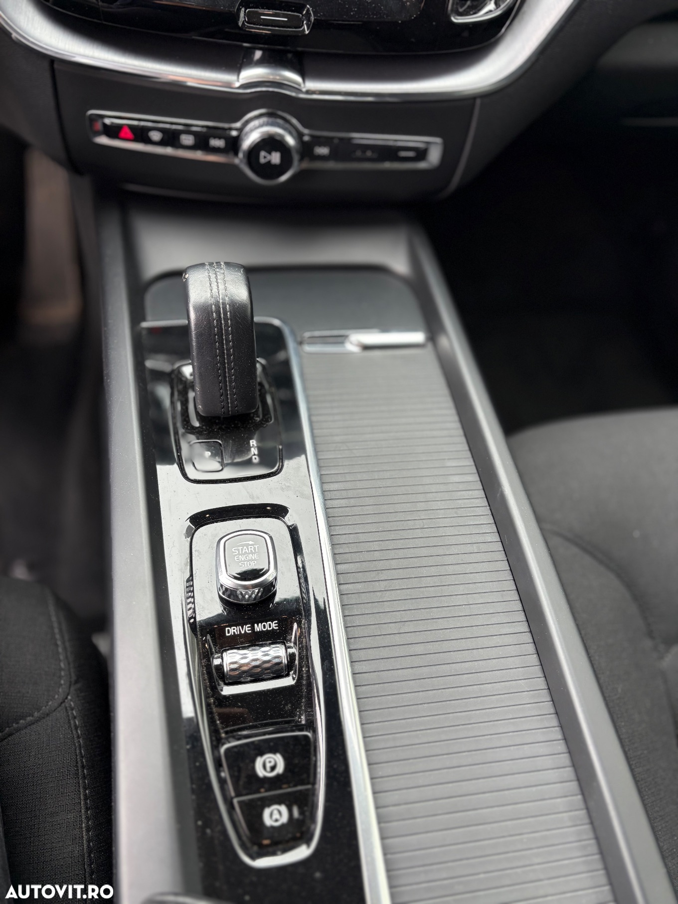 Volvo XC 60 B4 MHEV AWD Momentum Pro - 22