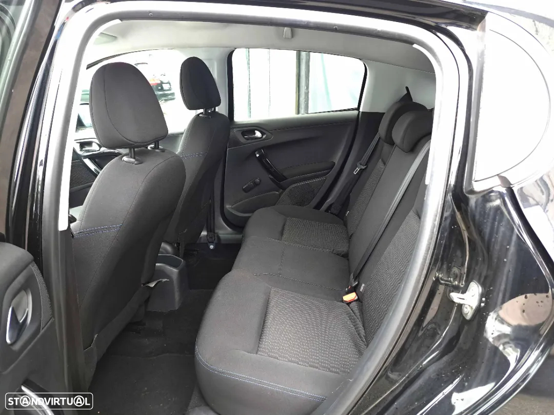 Peugeot 208 1.2 PureTech Signature - 21