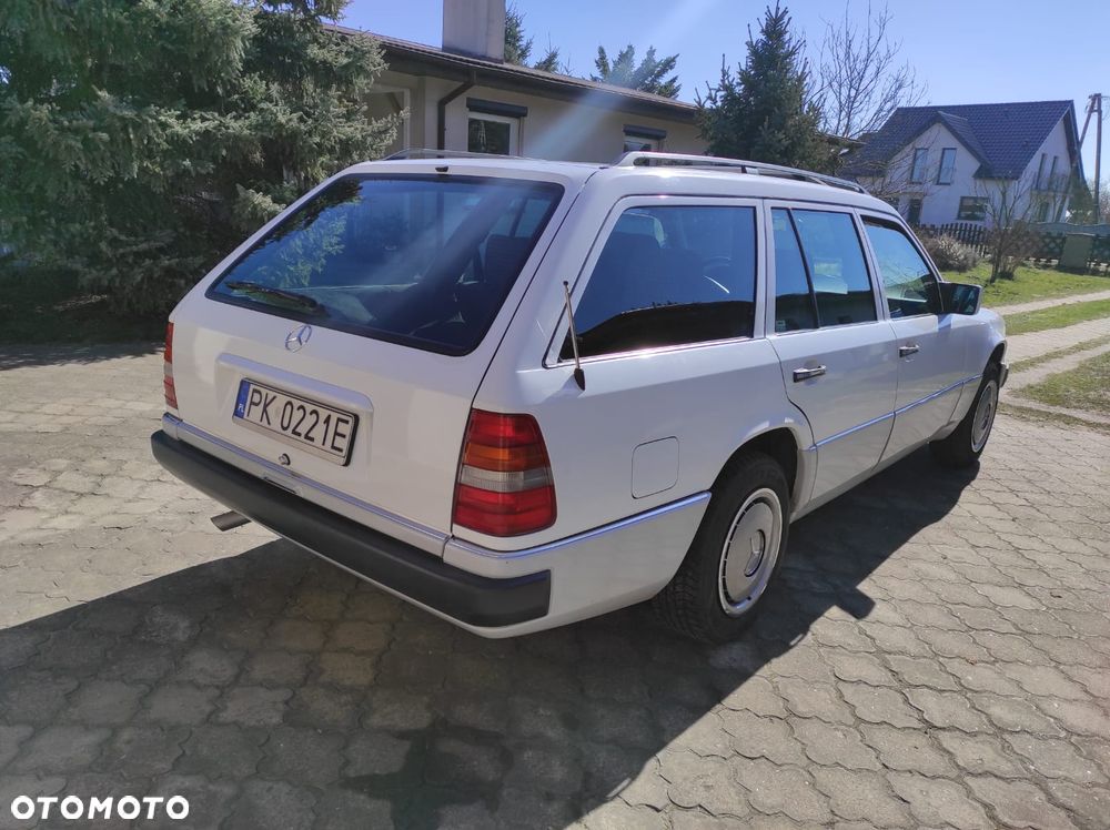 Mercedes-Benz W124 1992 photo 2