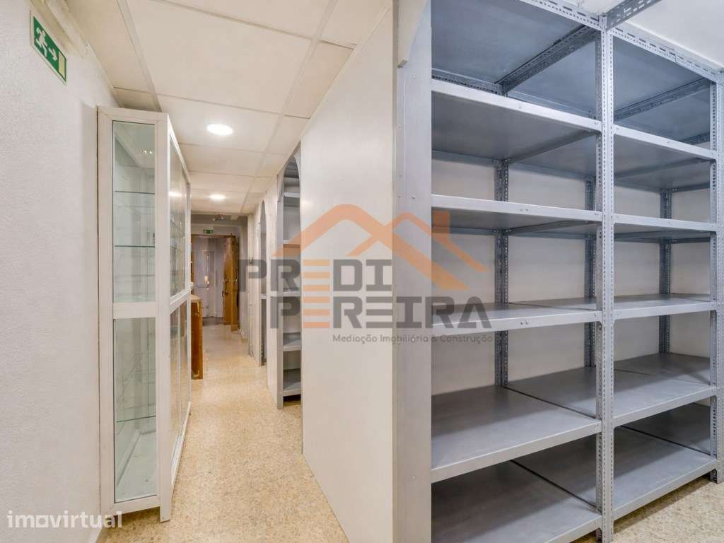 Situado em Odivelas, armazém com cerca de 180 m2. - Grande imagem: 4/18