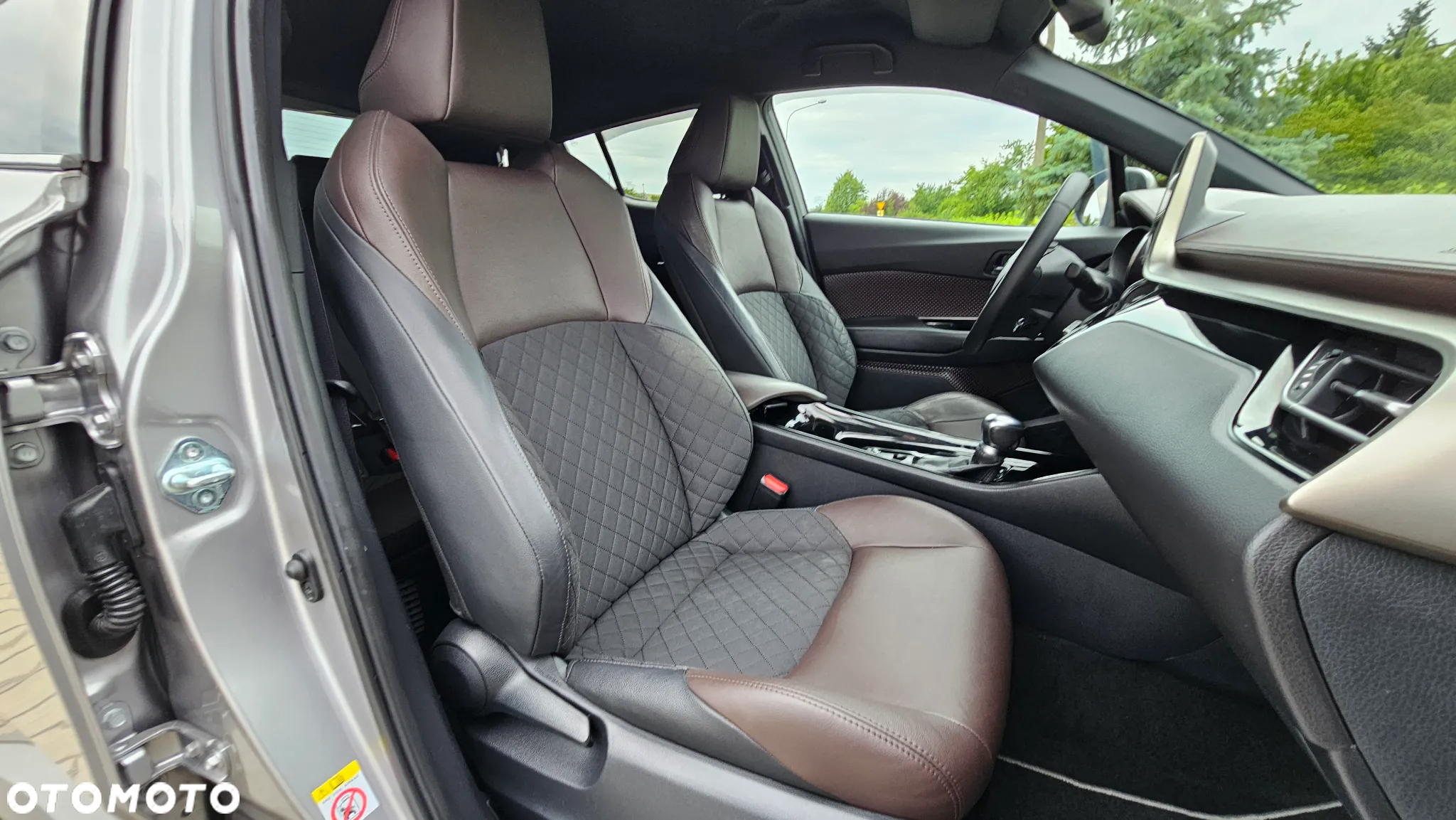 Toyota C-HR Hybrid Lounge - 26