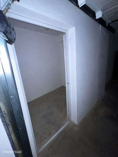 Garagem Box Fechada com 21 m² e Espaço de Arrumação | Armação de Pêra - Grande imagem: 5/8