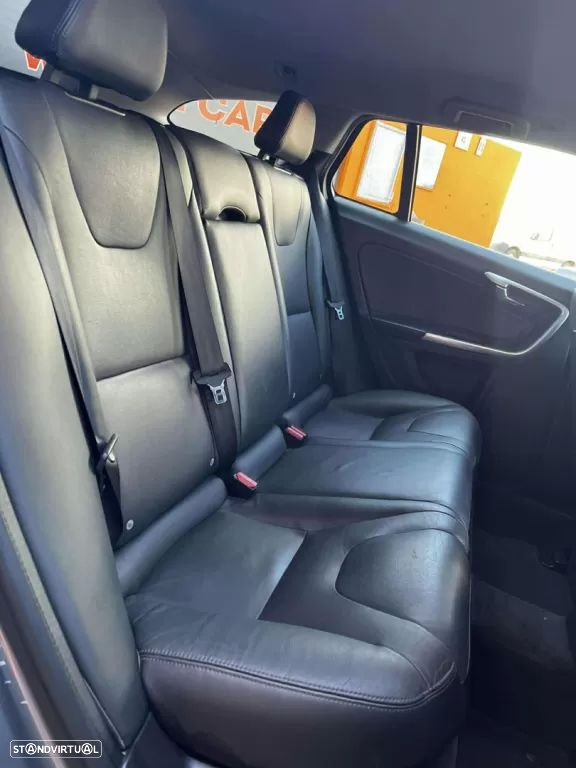 Volvo V60 2.0 D2 Momentum Drive - 13